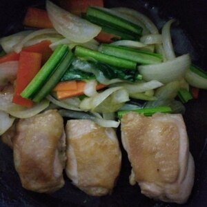 鶏もも肉と野菜の蒸し焼き